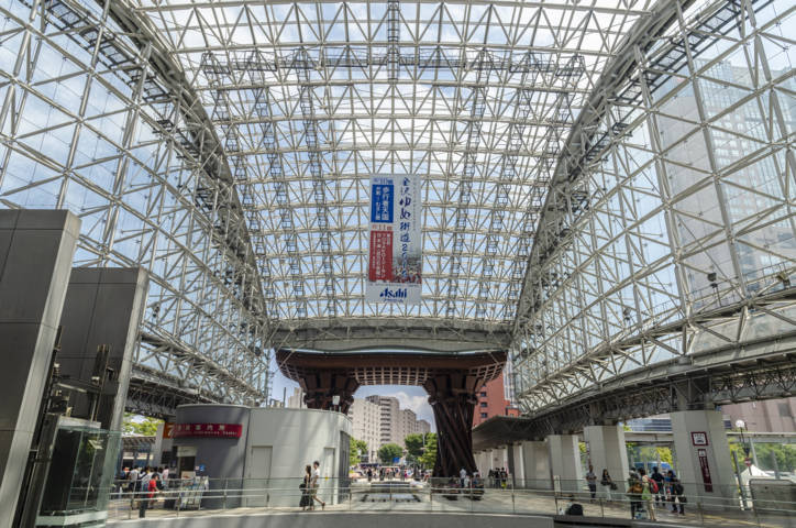 130 - Kanazawa - estacion central - cupula Motenashi y Puerta Tsuzumi